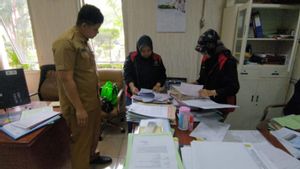 Searching The Karawang Regional Secretary's Room Regarding Corruption Ruislag Tanah Pemkab, Attorney General's Office Confiscates Documents