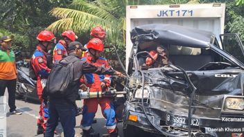 Damkar Jakut Evakuasi Sopir Colt yang Terjepit Usai Hantam Truk Fuso di Ancol