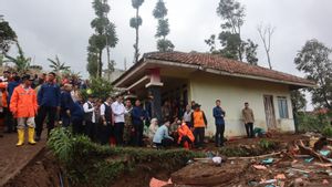 Penanggulangan Longsor Bandung Barat, Menko PMK: Operasi SAR 24 Jam Nonstop