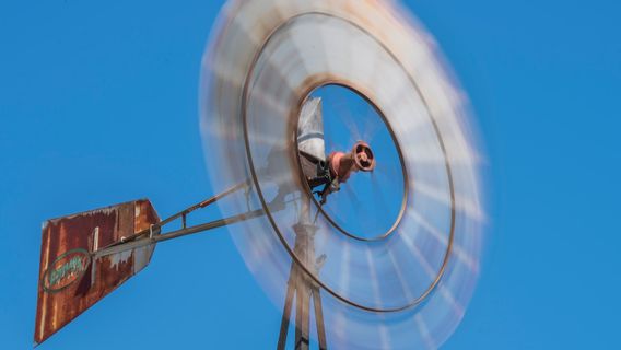 スマランの雨はおさまり始めますが、風速は時速60kmを貫通する可能性があります