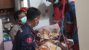 Lansia Obesitas Terjebak di Lantai 3 Rumahnya di Pademangan Jakut