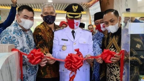 Phintraco Sekuritas, BEI, dan OJK Resmikan Galeri Investasi di Surakarta