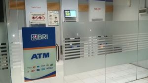 BRI Duren Sawit ATM의 돈 도둑들이 탈출할 수 없도록 주민들을 묶고 녹화했습니다.