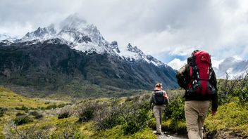 10 Hiking Equipment Mandatory To Bring By Beginners