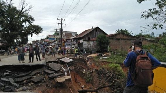 De Fortes Pluies Provoquent Des Glissements De Terrain Sur Quatre Routes à Simalungun