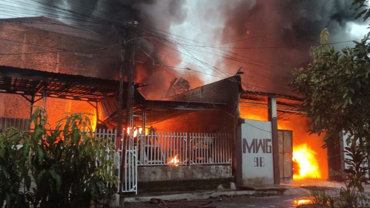 Gudang Tiner di Semarang Terbakar