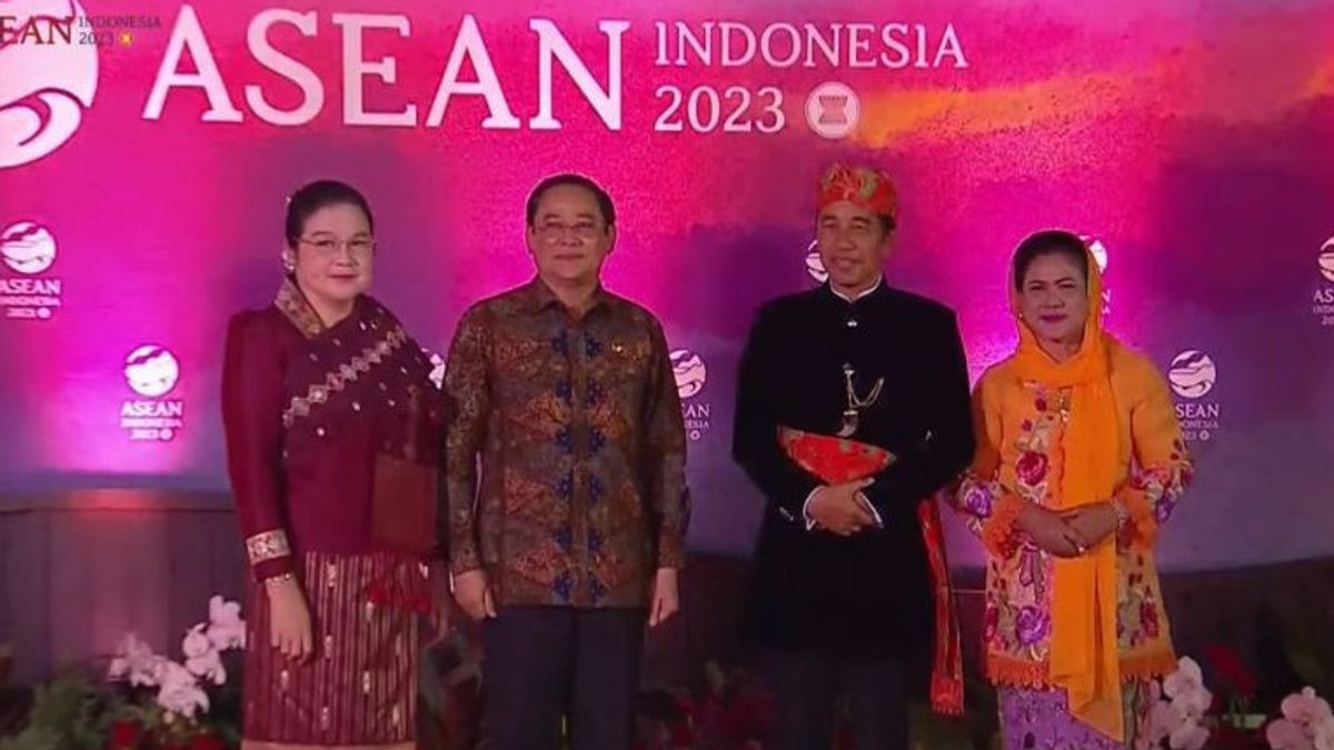 President Jokowi-Iriana In Traditional Betawi Dress During The Gala Dinner ASEAN