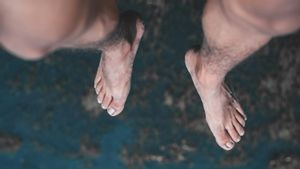 Jarang Dilakukan, Ini Manfaat Merendam Kaki dengan Air Es untuk Kesehatan Tubuh dan Psikis