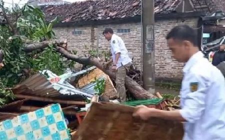 Angin Kencang Rusak Ratusan Rumah Warga di Madiun