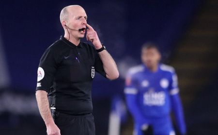 Mike Dean, Wasit 'Pemberi' Kemenangan 9-0 United atas Soton Kembali Bertugas Usai Diancam Dibunuh