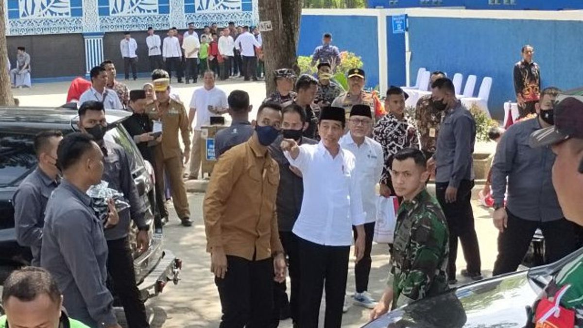 Damaged Road Infections In Lampung, Jokowi Calls The APBD Not Allocated Infrastructure Development