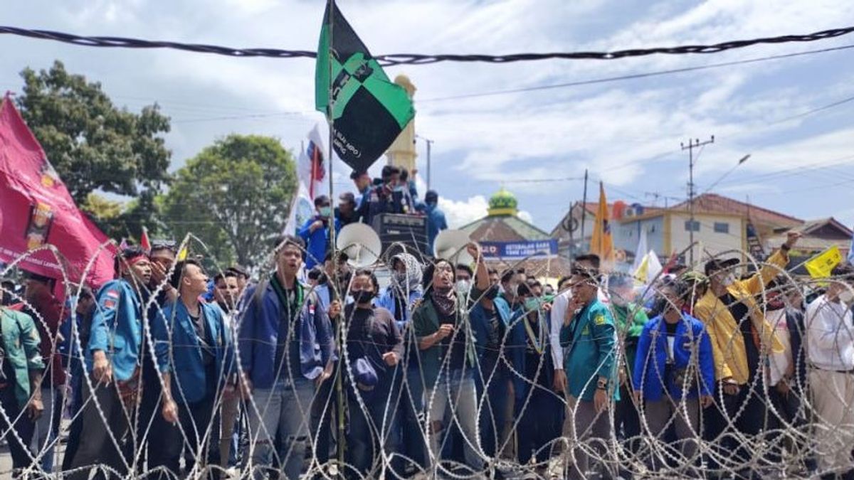 Students Impose Protest Act Demanding To Lower Fuel And Cooking Oil Prices In Lampung Provincial Government