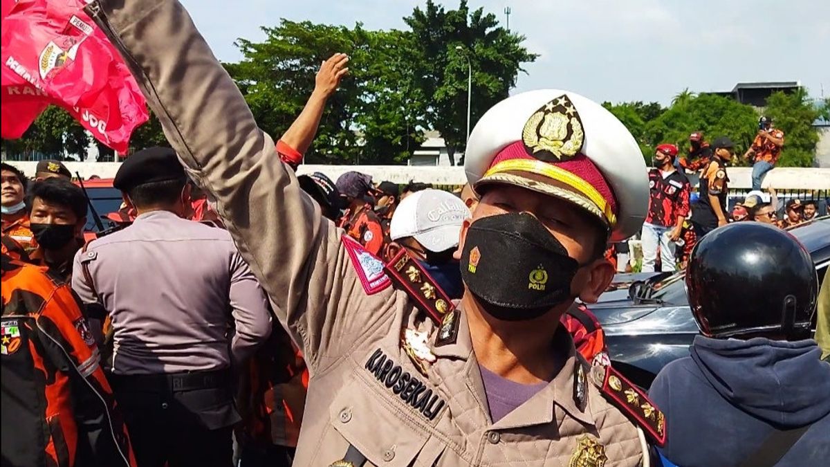 Chief Officer Hit While Securing PP Ormas Demonstration In Front Of The Indonesian Parliament Building