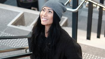 Cantiknya Nggak Pernah Padam, 7 photos de Anggun C. Sasmi avec des cheveux lâchés