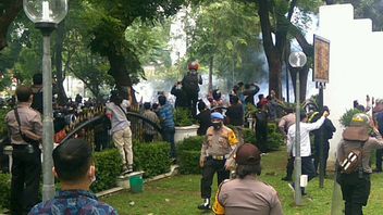 Demo di Medan Ricuh, Kaca-kaca Gedung DPRD Sumut Pecah Dilempar Batu