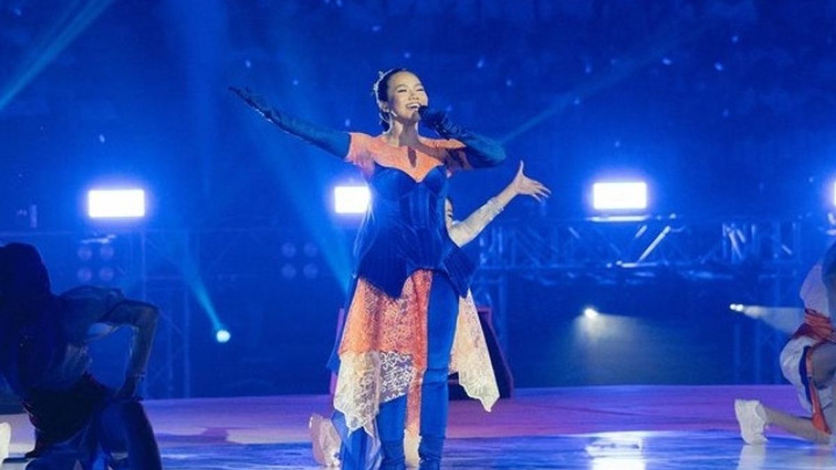 尤拉·尤尼塔·阿拉米(Yura Yunita Alami)在安布鲁克舞台上表演的故事