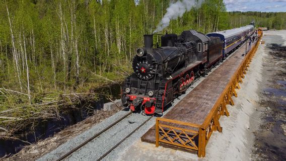 这辆老式蒸汽火车提供令人印象深刻的苏联时代旅行