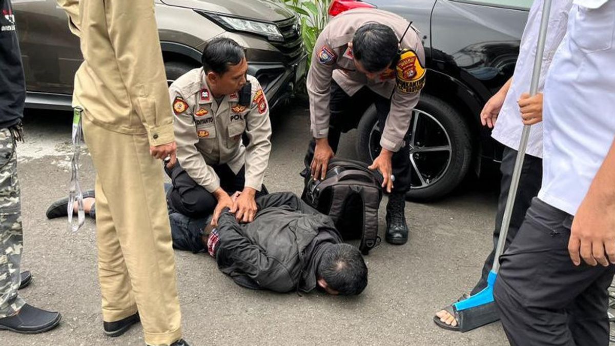Wearing A Black Leather Jacket, The Perpetrator Of The Shooting At The MUI Office Was Accompanied By Security