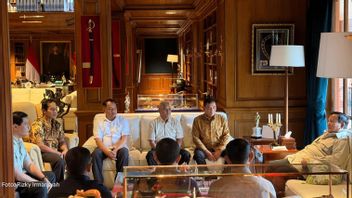 プラボウォ大統領、ハムバルンの元補佐官を集める、セスカブ・テディが30年間保管されていた話を明らかにする