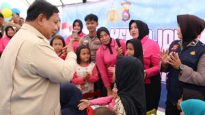 Bersama Warga, Prabowo Santap Nasi Goreng Telur Ceplok di Dapur Pengungsian Agam Sumbar