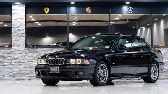 بيع بي إم دبليو M5 E39 2003 القابل للطي في الولايات المتحدة، ما الذي يستحوذ على هذا السيدان؟