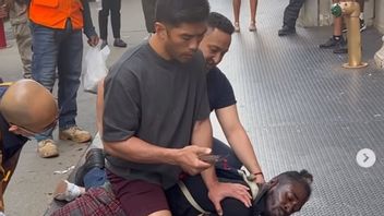 مثل فيلم الحركة ، حامل الحزام الأسود لمقاتل MMA في الجوجيتسو يعطل المشتبه به في الاعتداء في شارع نيويورك