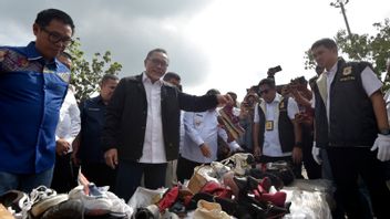 وزير التجارة زلهاس يدمر 730 بالة من الملابس والأحذية والحقائب المستعملة بقيمة 10 مليارات روبية إندونيسية