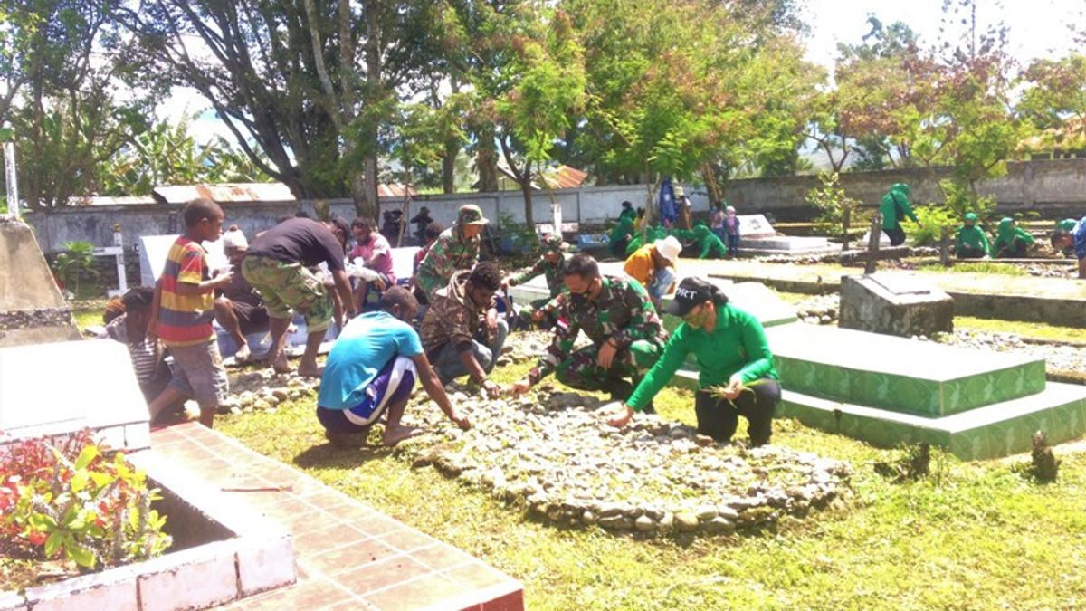 Kodim 1702/Jayawijaya Collaborates With Street Children In Wamena Papua To Clean Heroes' Graves