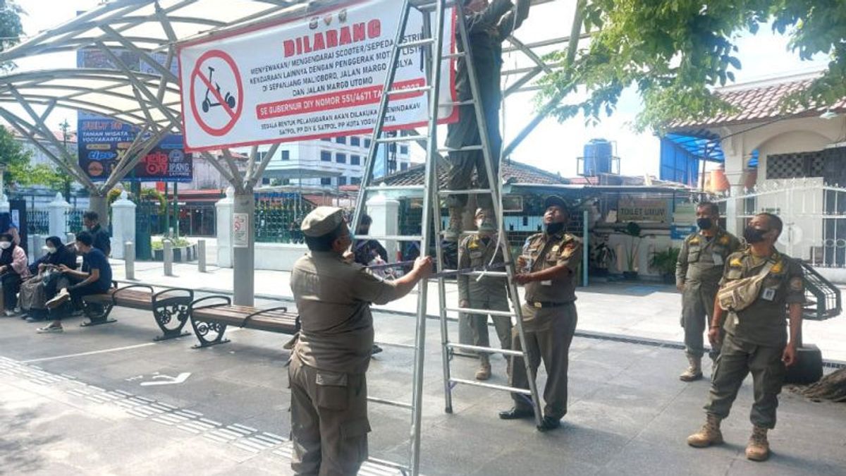 DIY Satpol PP Installs Prohibition Signs For Electric Scooters In Malioboro