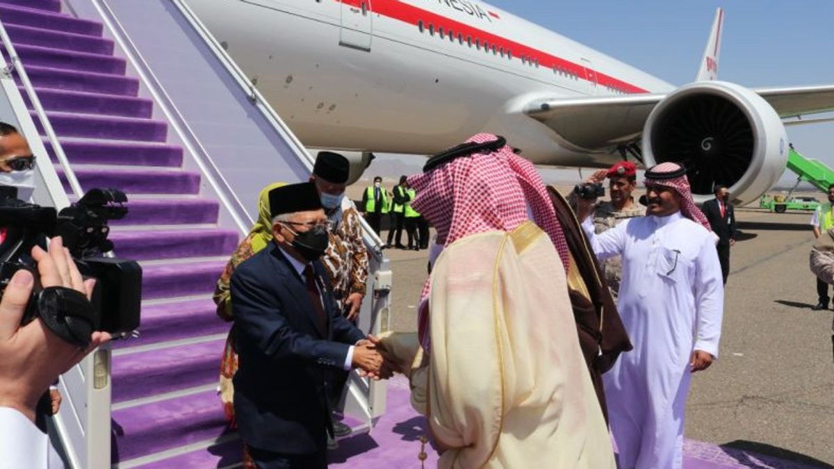 نائب رئيس الجمهورية معروف أمين يصل إلى المدينة المنورة استقبالا من قوات الججار العسكرية الفخرية