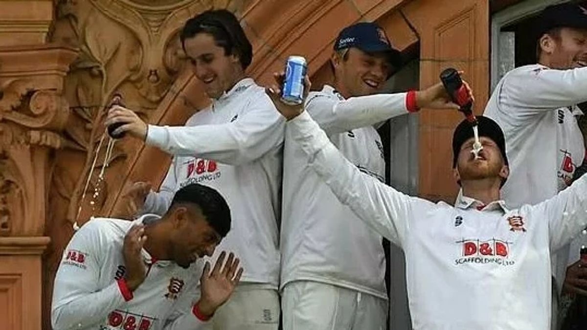 彼のイスラム教徒のチームメイトの頭にビールを注ぐ、このクリケット選手は非難されます