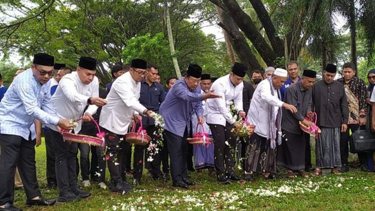 9 Tahun Tsunami Aceh, SBY dan AHY Ziarah ke Kuburan Massal Siron