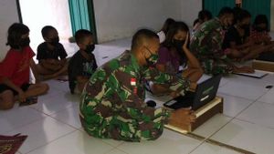 Prajurit TNI Jadi Guru Komputer untuk Anak-Anak di Perbatasan