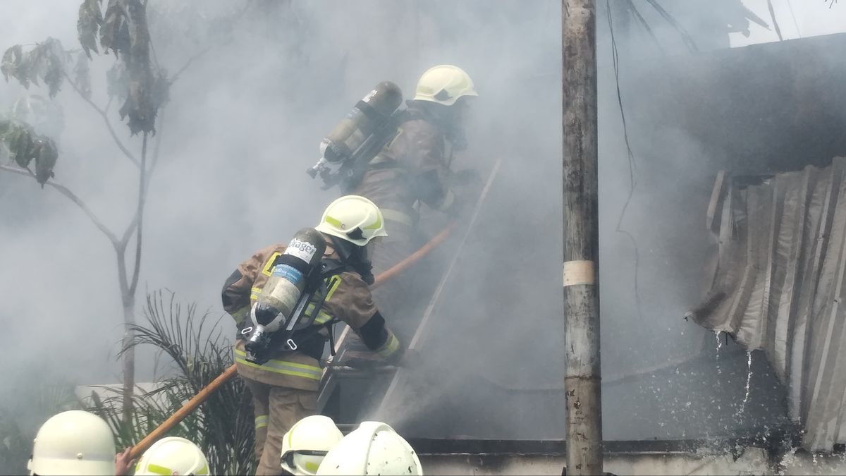 バンブーパルメラ市の75の契約区画の焼失火災、ゼロの死傷者