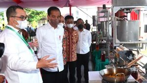 Presiden Jokowi Meninjau Penelitian Minyak Makan Merah di Medan