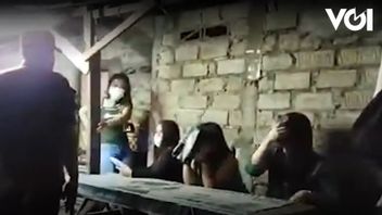 VIDEO: Wanita Penghibur di Kafe Kawasan Jakarta Timur Sembunyi saat Petugas Gelar Razia