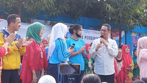 Tak Ingin Calon Ibu Lahirkan Anak Stunting, Pj Gubernur Heru Bagikan Obat Penambah Darah ke Siswi