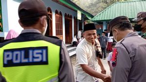 Polisi Jaga Salat Id Penganut Islam Aboge di Banyumas