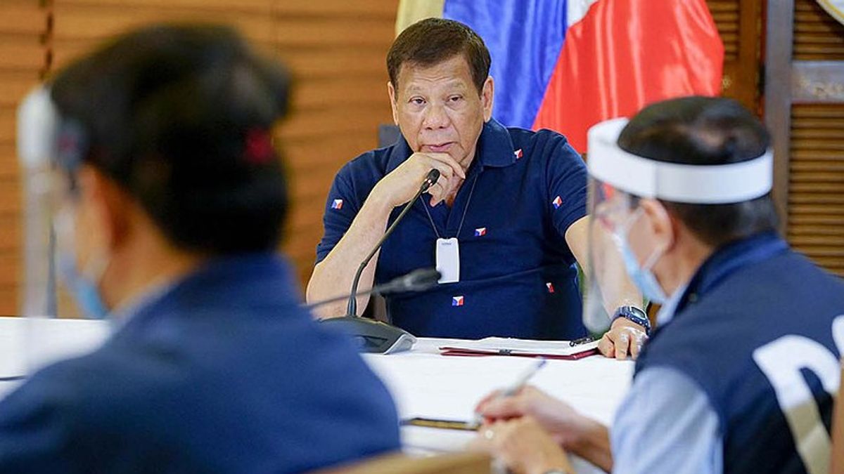 Duterte Mungkin Gagal Kalahkan COVID, Tapi Ia Berhasil Memenangi Hati Rakyat Filipina
