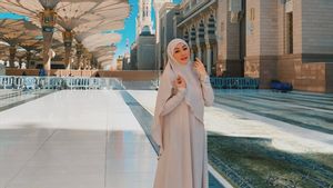 The Experience Of Umrah For The First Time After 15 Years Of Convertation, Angelina Sondakh: Extraordinary