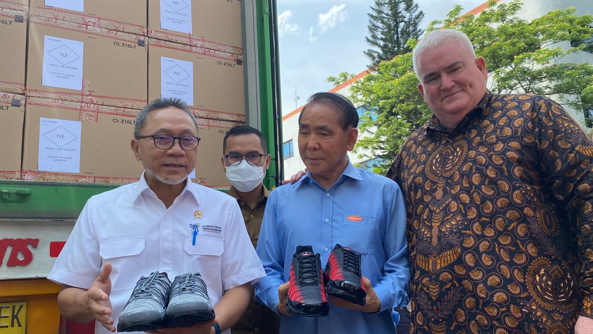وزير التجارة زولهاس يطلق تصدير 6700 زوج من أحذية نايكي إلى هولندا والقيمة 211 ألف دولار أمريكي