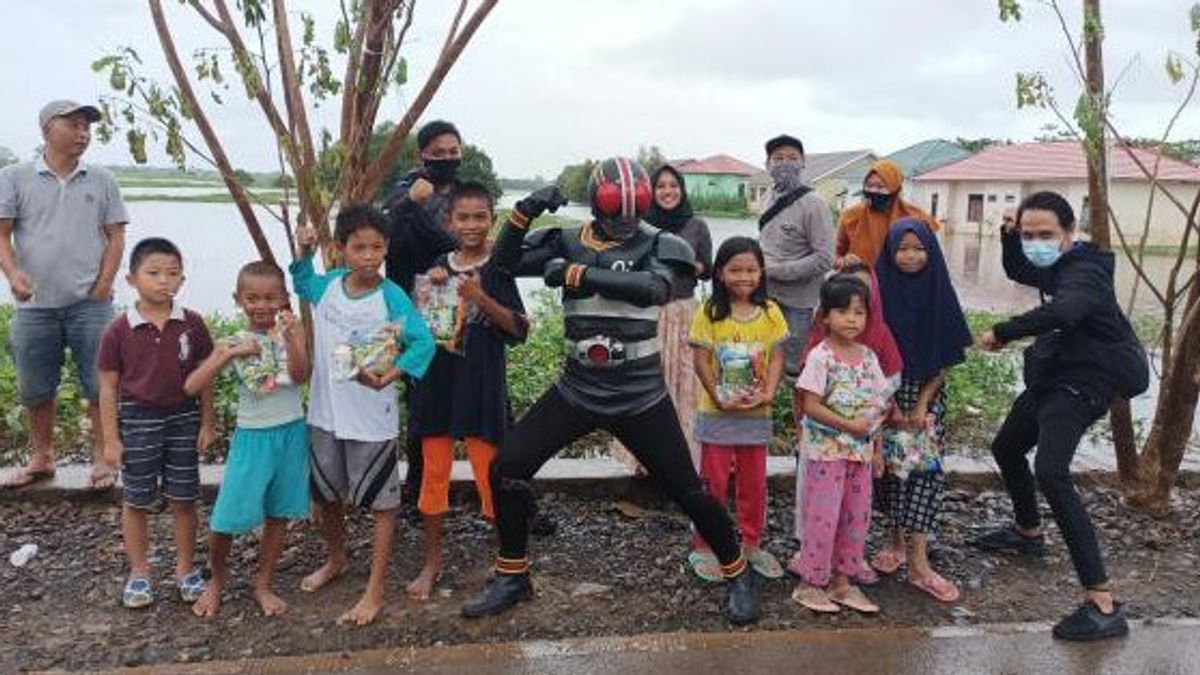 Great! <i>Kamen Rider</i> Comforting The Children Of South Kalimantan Flood Refugees