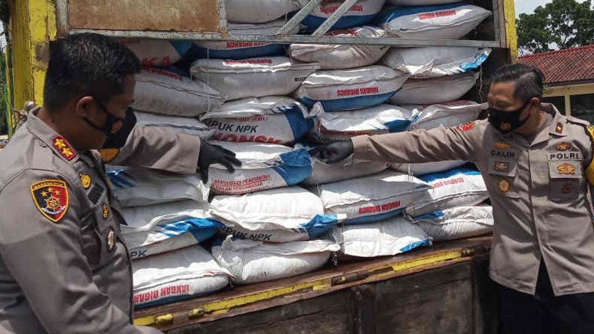 インドラマユ警察シタ200袋の補助肥料と逮捕2密輸加害者   