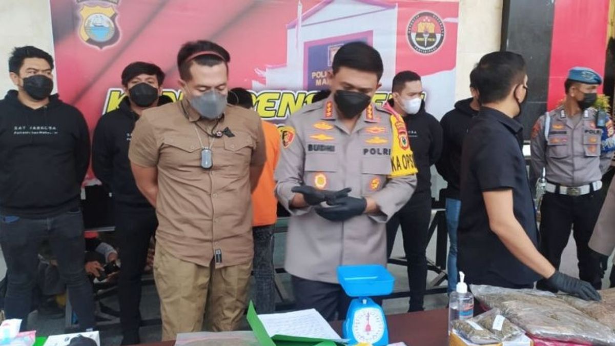 Menyamar Jadi Pembeli, Polisi di Makassar Tangkap Pengedar Ganja dan Sabu