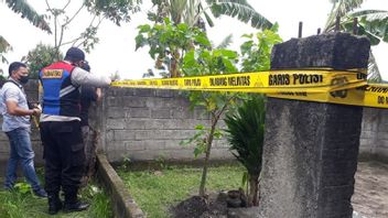 Watu Gilang Jambean Kediri的门口被人们破坏