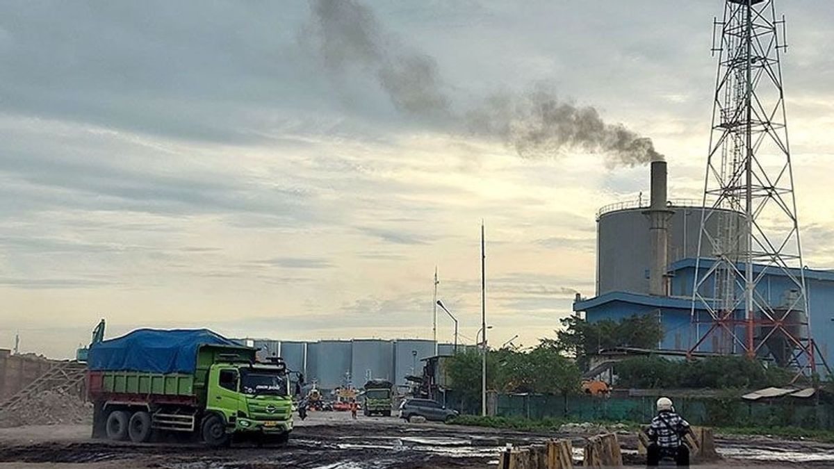 いまだに石炭粉塵で汚染されているマルンダの住民は、PT KCNの事業許可を凍結するようアニスに促す