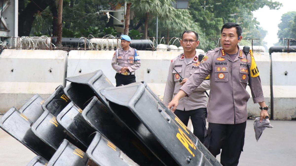 Central Jakarta Police Chief Make Sure There Are No Officials Use Firearms When Guarding The Demonstration Ahead Of The Constitutional Court's Decree