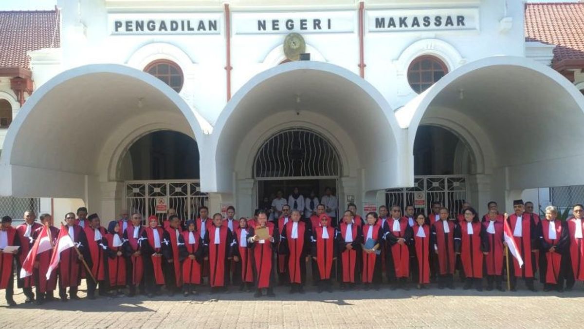 Dozens Of Makassar District Court Judges Hold Action Demanding An Increase In Salaries