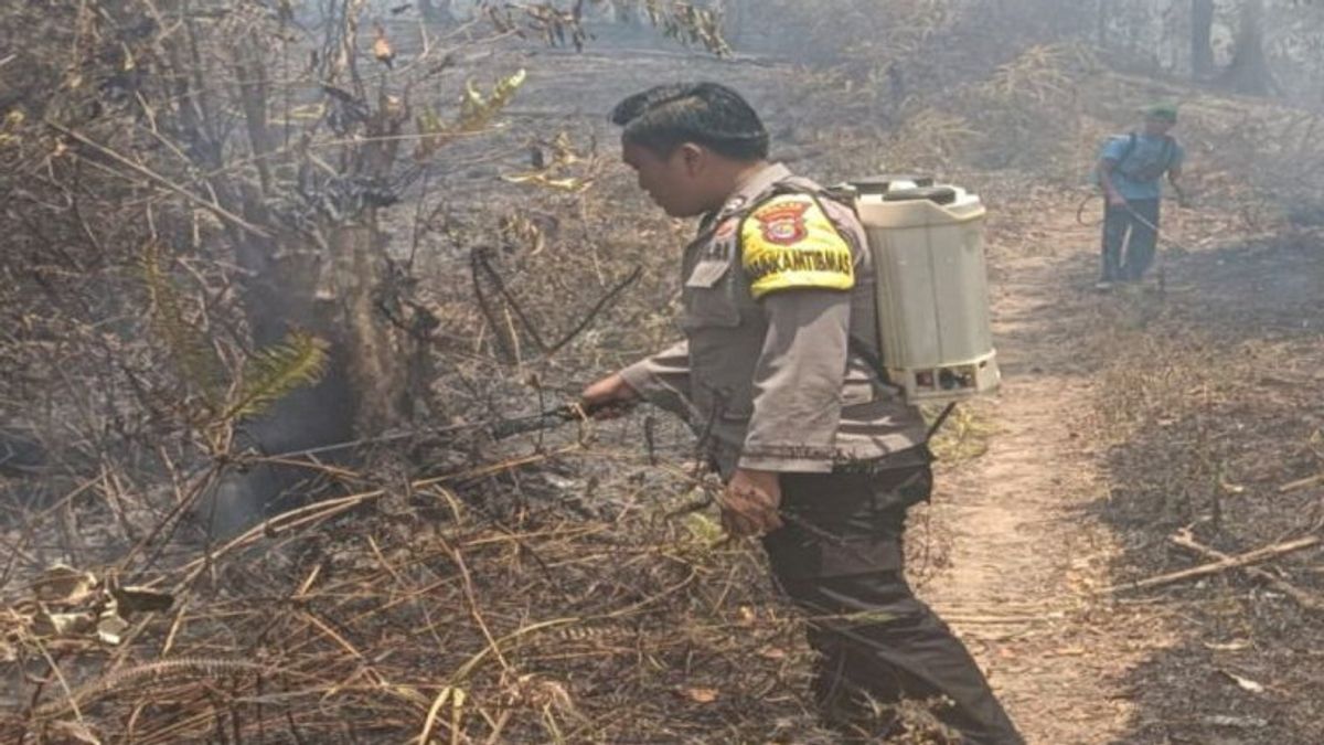 警察と住民がベララウ西ランプンの陸上火災を消火