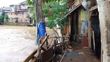 カンプン・ミラユ住民の物語は洪水に直面している:シアガ3普通、シアガ1居住者は家具を掃除